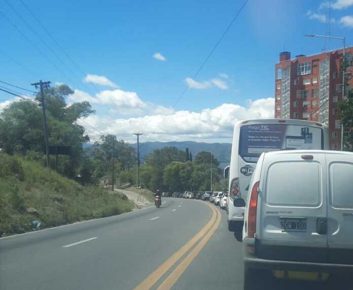 cola de autos reparación en puente negro