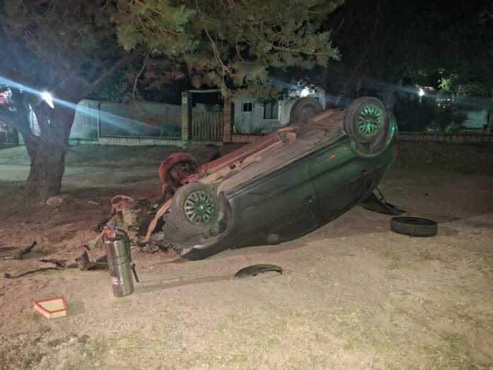 impactó contra un auto y tumbó