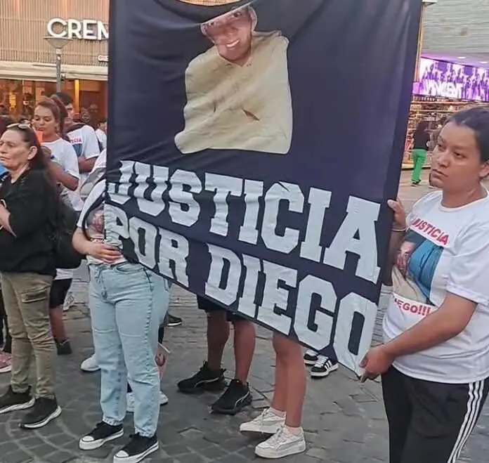 NUEVA MARCHA PIDIENDO JUSTICIA POR DIEGOHace minutos, familiares, amigos y vecinos, marcharon nu - frame at 1m0s
