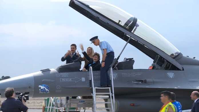 milei dentro de una cabina del f16