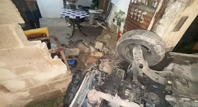 auto se metió dentro de la casa