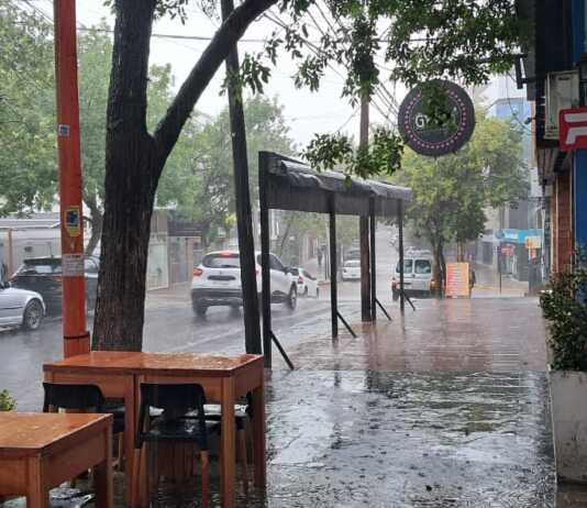 Lluvias y tormentas fuertes en Carlos Paz: cuándo desciende la temperatura