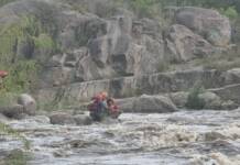 Video: Impresionante rescate de una mujer que quedó atrapada por la creciente del río en Mina Clavero