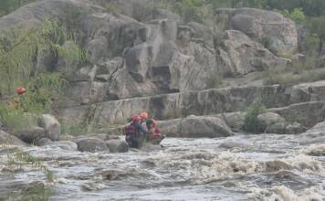 Video: Impresionante rescate de una mujer que quedó atrapada por la creciente del río en Mina Clavero