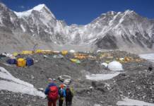 Caos en el techo del mundo: demoras importantes en el ascenso al Everest