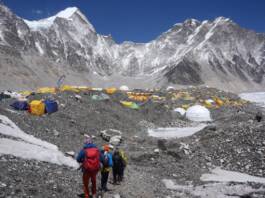 Caos en el techo del mundo: demoras importantes en el ascenso al Everest