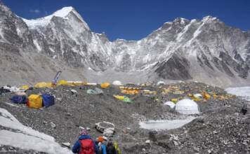Caos en el techo del mundo: demoras importantes en el ascenso al Everest