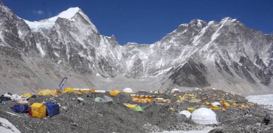 Caos en el techo del mundo: demoras importantes en el ascenso al Everest