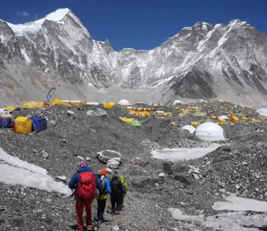 Caos en el techo del mundo: demoras importantes en el ascenso al Everest