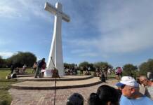 Una multitud participó del Vía Crucis en el Cerro de la Cruz