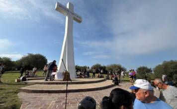 Una multitud participó del Vía Crucis en el Cerro de la Cruz