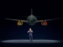 Piñeyro vuelve a Córdoba con su stand up “Volar es humano, aterrizar es divino” y una función solidaria