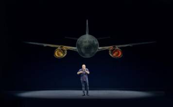 Piñeyro vuelve a Córdoba con su stand up “Volar es humano, aterrizar es divino” y una función solidaria