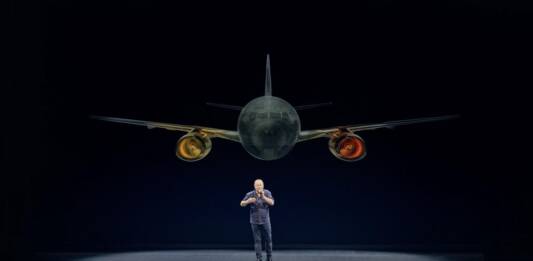 Piñeyro vuelve a Córdoba con su stand up “Volar es humano, aterrizar es divino” y una función solidaria