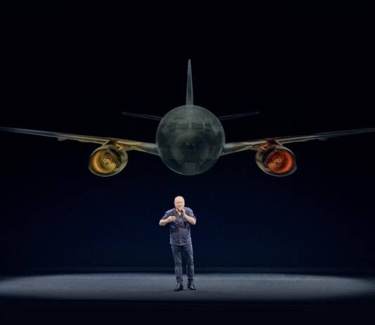 Piñeyro vuelve a Córdoba con su stand up “Volar es humano, aterrizar es divino” y una función solidaria