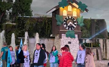 Docentes se manifestaron en el Reloj Cucú en el marco del conflicto salarial