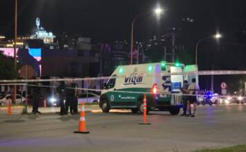 Una mujer fue embestida por una moto en avenida Uruguay: Fue trasladada a Córdoba y está grave