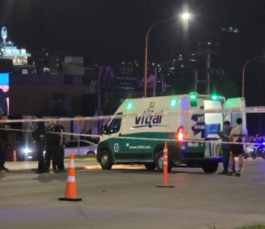 Una mujer fue embestida por una moto en avenida Uruguay: Fue trasladada a Córdoba y está grave