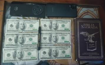 Biblia en una mano, dólares falsos en la otra: dos detenidos en Córdoba