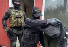 Vendía droga en una plaza de Carlos Paz, en su casa y hacía delivery