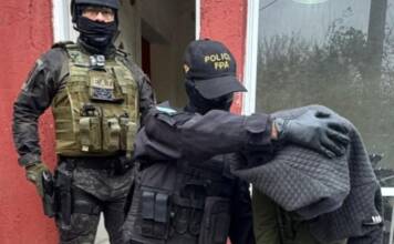 Vendía droga en una plaza de Carlos Paz, en su casa y hacía delivery