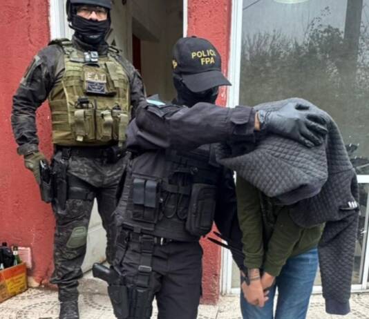 Vendía droga en una plaza de Carlos Paz, en su casa y hacía delivery