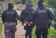 Atraparon en pleno centro de Cosquín a una mujer buscada por robo de vehículos