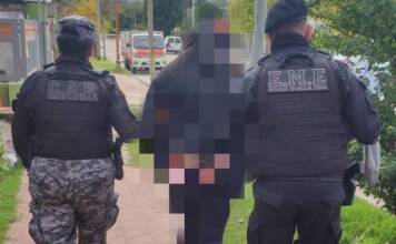 Atraparon en pleno centro de Cosquín a una mujer buscada por robo de vehículos