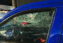 Carlos Paz: destruyeron a piedrazos un patrullero cuando efectivos intentaban recuperar una moto robada