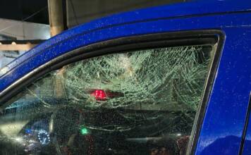 Carlos Paz: destruyeron a piedrazos un patrullero cuando efectivos intentaban recuperar una moto robada