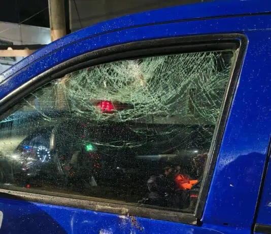 Carlos Paz: destruyeron a piedrazos un patrullero cuando efectivos intentaban recuperar una moto robada