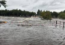 Creció el San Antonio y pasó por arriba del puente de Playas de Oro
