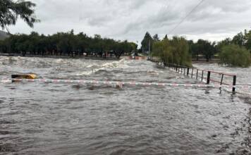 Creció el San Antonio y pasó por arriba del puente de Playas de Oro