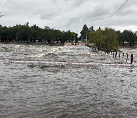 Creció el San Antonio y pasó por arriba del puente de Playas de Oro