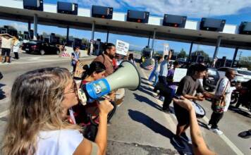 Antes del paro, docentes protestaron en el peaje hacia Villa Carlos Paz
