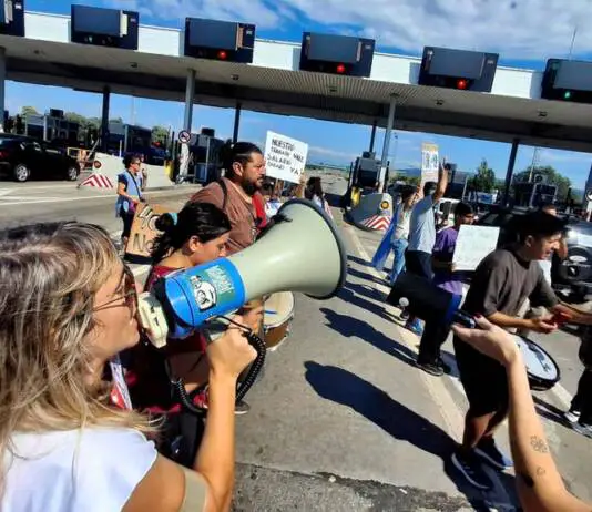 Antes del paro, docentes protestaron en el peaje hacia Villa Carlos Paz