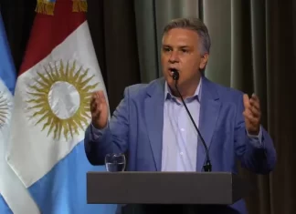 Llaryora reclamó por el PAMI y defendió la inversión en universidades en Córdoba