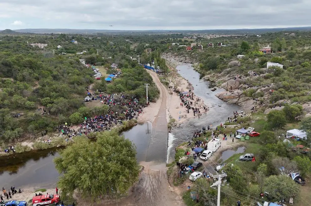 Familias acampando en las sierras durante el rally en Córdoba