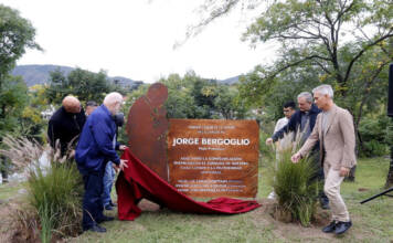 Villa Carlos Paz rinde homenaje al Papa Francisco con la inauguración del “Camino de la Paz”