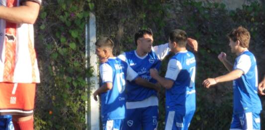 Atlético le ganó al líder del torneo en la previa al clásico carlospacense