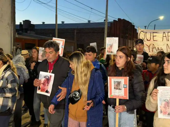 Familiares pidiendo justicia por Agostina Vega