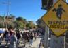 Marcha, petitorio y un cordón policial rodeando el colegio