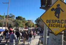 Marcha, petitorio y un cordón policial rodeando el colegio