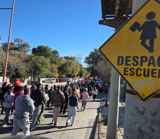 Marcha, petitorio y un cordón policial rodeando el colegio