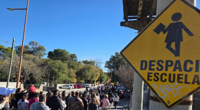 Marcha, petitorio y un cordón policial rodeando el colegio