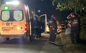 Se le cruzó un perro suelto: Motociclista herido tras caer en una calle de San Antonio de Arredondo