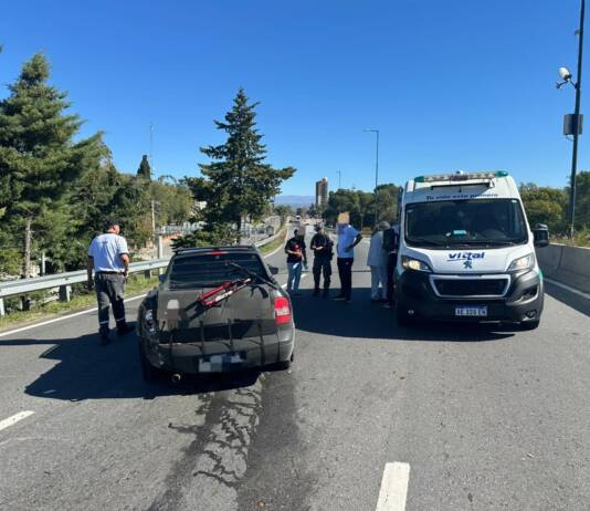 Perdió el control de su auto y chocó contra un muro en Costa Azul