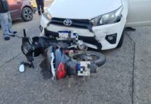 Choque en barrio Miguel Muñoz: dos motociclistas heridos tras colisionar con un auto
