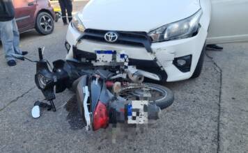 Choque en barrio Miguel Muñoz: dos motociclistas heridos tras colisionar con un auto