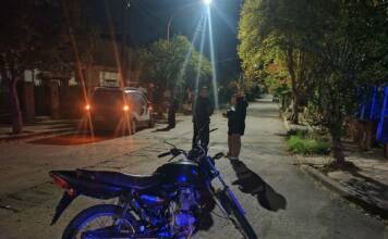 Choque en barrio Miguel Muñoz: un motociclista asistido tras chocar con una camioneta